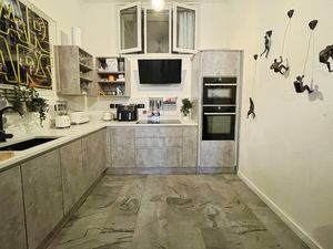 Kitchen- click for photo gallery